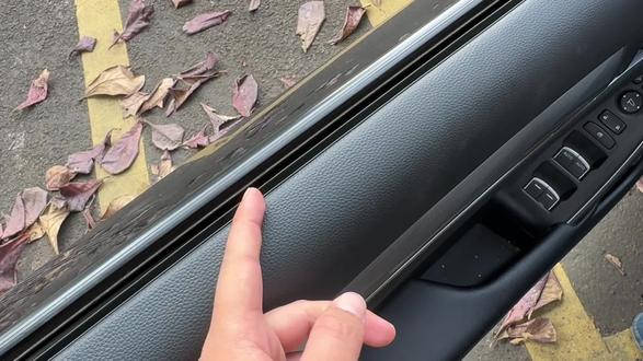 传祺车主在高速行驶时遇到噪音大的问题,原因是车窗与车框之间的缝隙。雨水进入门板可能导致电子元件失灵和玻璃共振。并且缝隙还容易积累灰尘,安装传祺专用二代车窗密封胶条可解决缝隙过大问题,有效提高隔音效果#传祺 #二代车窗密封条#隔音降噪