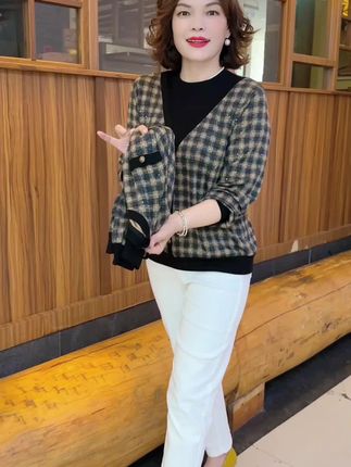 气质减龄格子妈妈衫 两个版型都不错你喜欢哪个#谁穿谁好看 #胖瘦都能穿 #面料柔软舒适 #时尚妈妈装