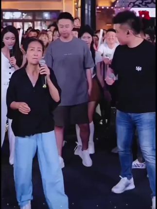 73岁奶奶来大舞台、又唱又唱、精神活力满满。#人气爆棚 #户外唱歌 #才艺主播#木森大舞台 #真人真唱