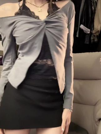 辣妹风蕾丝拼接假两件长袖T恤女装秋季显瘦性感百搭上衣!#辣妹穿搭 #好身材好气质 #时尚穿搭 #时尚气质穿搭
