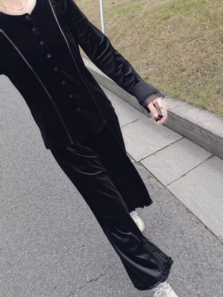 因为太想念 所以总想见, 因为不能见 所以总想念,入了心的人,见与不见,都会想念……#穿搭 #气质范 #韩版穿搭 #丝绒上衣 #遮肉显瘦
