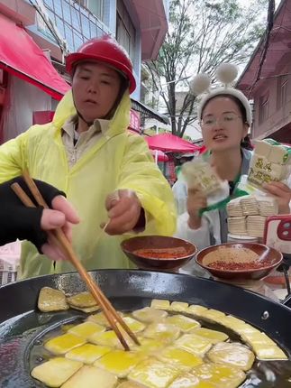 这个姐姐说下面有很多家卖豆干的,但她还是来我这里买#大方六龙手撕豆干 #大方麻辣辣椒面