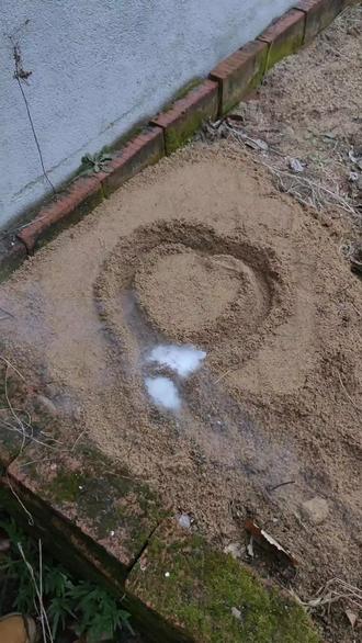 在老家就是好玩,挖的爱心第一次就成功了#爱心烟雾 #彩菊烟花 #爱心烟花