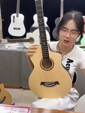逗人一笑的女主角 在吉他工厂办公室干主播 文文 随时 帮大家选吉他 弹吉他🎸 包教 一百多 #风华吉他 #风华网红吉他 #逗你一笑烦恼忘掉 #搞笑女