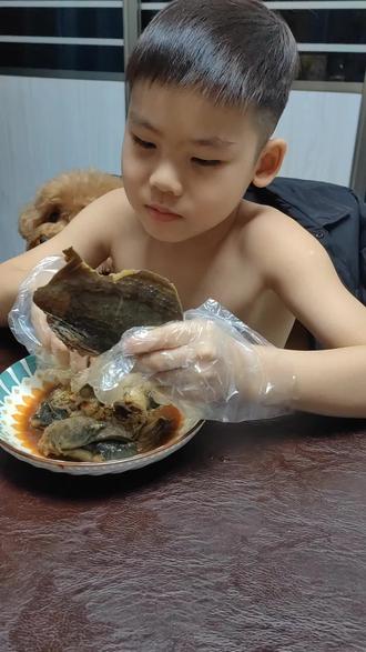 #麻辣甲鱼 这小孩太厉害了,看吃播吃甲鱼他也要尝试下。#夜宵吃什么 #吃货大作战