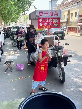 单亲妈妈一边摆摊,一边照顾患有自闭症的儿子,怕儿子乱跑,拿绳子把他绑在腿上,她说,只要绳子动一下,心里就踏实…#女子本弱为母则刚 #自闭症 #我该如何写自己