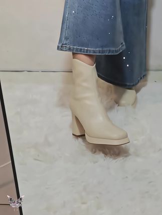 真的好喜欢这双靴子!上脚真的好舒服拿到手里就感觉这个皮面的软和度! #靴子#短靴#高跟靴#温柔风#白月光穿搭