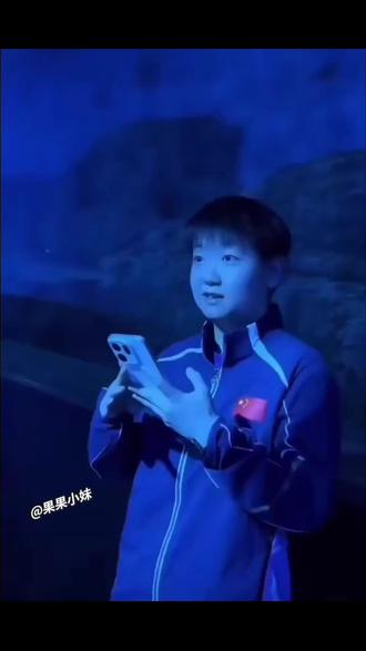 莎宝说这个大鲨鱼🦈游的有点慢,莎莎声音真好听#孙颖莎#王楚钦#海洋馆 #5114 #新加坡大满贯城市宣传照 #王楚钦 怎么也看不够,循环播放看了无数次,莎莎说:这个大鲨鱼,那个游的有点慢,吐泡。声音奶萌奶萌超级可爱