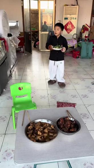 亲子互动,益智动画,儿童动画,亲子时光,亲子游戏 #天真无邪的童年 #玩游戏她是认真的 #抓鸡 #记录孩子的点点滴滴 #汪汪队