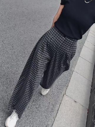 曾经的那个自己,再也回不去了,从幼稚到成熟,从单纯到复杂,从直来直去,到小心翼翼,从没心没肺,到充满防备,几经岁月流转,终究不负最初的模样….….#穿搭 #格子裤 #阔腿裤下的腿 #显高显瘦穿搭 #韩版穿搭