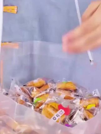 救命!这个月饼羊毛我不允许你错过! 买15送10的广式小月饼也太香了吧!一口一个不腻人,水果味爆汁,五仁、黑芝麻超经典,草莓凤梨味直接戳中少女心~ 独立包装揣兜里超方便,追剧、下午茶随手拿,整箱囤着当零食太合适!性价比直接拉满,快喊闺蜜一起薅!#广式月饼#迷你小月饼#口味齐全#小时候的味道