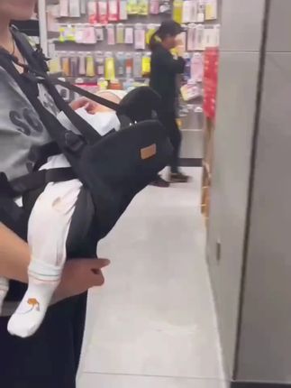 轻松抱娃不累腰,横竖都能抱,还能免费退! 这个季节宝宝出门坐车、逛商场都适合这种抱法!运费险包退换,放心入~#好物推荐🔥#母婴好物#宝宝背带#婴儿背带#抱娃神器