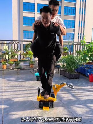 宝宝们都喜欢的#儿童挖掘机 灯光音乐儿歌有360度能转圈#挖掘机 挖沙挖土没问题#儿童玩具 #童车
