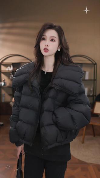姐妹们,这个羽绒服真的太好看了,又显瘦又百搭,而且它是那种极简风的,不管你是日常出门还是上班通勤都能穿,里面随便搭个小内搭就很好看,保暖又时尚,喜欢的姐闭眼冲#羽绒服 #保暖又好看 #时尚穿搭 #冬季穿搭 #穿出高级感