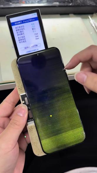 华为p70p摔出来的满屏绿,或者黄屏,都是液晶根部线路摔裂导致的。用激光镭射机熔接线路就能修复成功#华为p70pro #满屏绿 #绿屏 #修手机