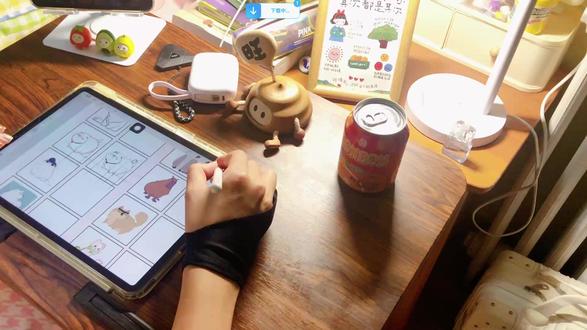 study vlog·3步抓型法让线条“乖乖听话” 姐妹们!今天来唠唠插画里最基础的“抓型”到底怎么练? 以前我画人像总像“抽象派”,直到被老师按头安利这套方法—— 现在随手画都能被夸“神还原”!👏
💡抓型核心:先看整体,再抠细节
1️⃣ “火柴人”定骨架 别一上来就画五官!先画动态线(比如S形/站姿线),再添关节火柴人。 就像搭积木,骨架稳了,肉怎么长都好看~1
2️⃣ 几何法拆解轮廓 把复杂形状(比如脸/手)拆成圆形、三角形、梯形。 举个栗子🌰: ▫️ 眼睛=杏仁形+小圆高光 ▫️ 头发=大波浪形+小发丝 画不准?试试“负空间观察法”——眼睛盯着物体边缘和背景的缝隙,比盯着物体本身更准!2
3️⃣ 动态线捕捉“灵魂” 别死磕对称!用轻虚线画出动作趋势(比如转头时的颈部倾斜线)。 动态对了,哪怕五官歪一点,画面也超有生命力~3
🎨练习小技巧
▫️ 每天5分钟“盲画”:闭眼观察物体轮廓,再凭记忆画,超锻炼空间感!
▫️ 用“比例尺”辅助:比如脸长≈5个眼睛宽度,手长≈脸长2/3(具体看风格哦~)
▫️ 多临摹动态照片:推荐Pinterest搜“动态姿势参考”,比静态图更易抓精髓!
💬互动时间
“你抓型时最头疼啥?是比例总崩?还是动态太僵硬?”
#studyvlog #vlog #vlog日常 #vlog我的日常生活 #vlog十亿流量扶持计划