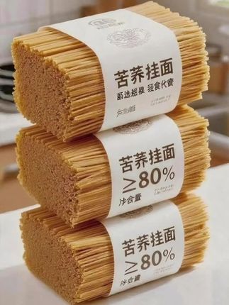 如果你平时大鱼大肉吃多了,建议你多吃点这个苦荞面,它是贵州高山种植的苦荞做的面条,是真正的粗粮食品,而且还是低脂的,没有添加蔗糖,吃起来爽滑劲道,还带有淡淡的苦荞香味。平时可以用它做汤面或者拌面都可以,如果你也喜欢吃面条的话,一定要试试这个。#强烈推荐 #好物推荐分享 #控糖食谱 #减脂@DOU+小助手