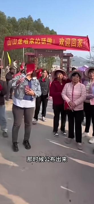 韦山回家办80桌请乡亲们和粉丝吃,有不懂事的网友说浪费钱,只能说你的格局没有打开,大家看韦山怎么说的#荒野求生 #荒野韦山