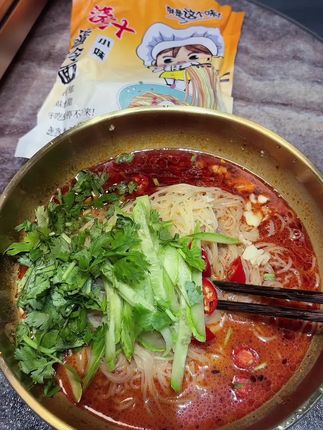 太哇塞了,比店里的凉拌面好吃多了,味道浓郁酸甜可口#太好吃了 #美食 #凉拌面 #小妹浇汁麻酱拌冷面 #麻酱拌冷面