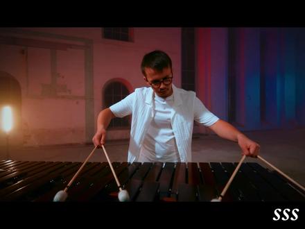 🎵马林巴独奏曲目分享
《Square One》by Joey Eng
【原点】作曲家 翁振殷
Performance by Alex Quitin
演奏者 Alex Quitin
该曲作者有谱在售 🉑代买
曲目介绍:
《起点》是一首颇具挑战性的马林巴独奏曲,旨在展现演奏家的高超技艺与耐力。作品构筑于一个单一的节奏型之上;这个节奏型在乐曲开头呈现,并全曲以各种变体反复出现,仿佛演奏者和听众不断被拽回原点
这部作品的灵感源自以下文字
我的旅程究竟可有寸进?
若回首,我到底走过了多远?
亦或,我始终在原点徘徊,
描摹着那四方之地的棱角与边缘。
#马林巴#打击乐#马林巴琴#马林巴木琴#马林巴谱