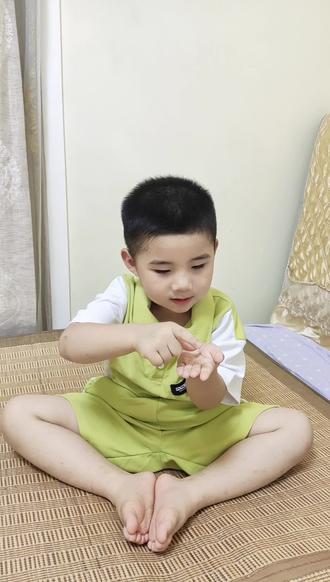 手指游戏:《蛋炒饭》
一根手指,倒点油,
两根手指,打个蛋,
三根手指,撒点盐,
四根手指,翻一翻,
五根手指,端起来,
香喷喷的蛋炒饭。