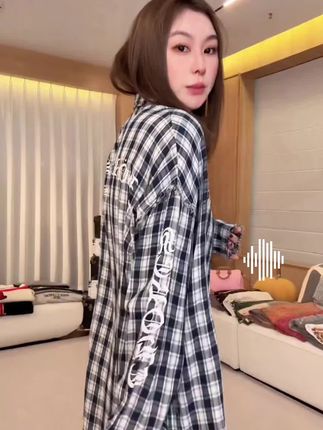 #蔡徐坤黑皮衣slay巴黎 这个小格子真的太可爱了,下摆是这种毛边的设计啊,很潮很时尚!而且它这个袖口也是有设计感的,就是这种窄窄细细的,穿起来整个人会更显瘦一点点。喜欢这种韩系风格的姐妹可以去试一下这一件,搭配一条这种白色的短裤就很好看了,这套穿搭真的很夏天。#源头实力厂家 #气场全开 #强烈推荐 #时髦穿搭