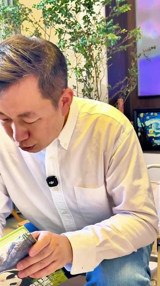 《熊猫康吉的远行》里关于母爱的描绘,感动了太多母亲和孩子。 《熊猫康吉的远行》真的是我和孩子今年读到过最感动的图书了。这套童书里的文字真的太优美了,你随便打开一段都能当作文素材。
这本书里的插图真的非常温暖,是纯手绘的,几乎没有孩子和父母能在一起读这套故事的时候能忍住不落泪。这不仅是一本童书,更是一本给孩子的成长指南。他温暖、治愈,充满了力量。
康吉遭遇危险,妈妈教他用智慧躲避群狼的围攻,这是在告诉我们的孩子要懂得自我保护,以智取胜。
当康吉面对难关妈妈要告诉他,勇气和亲情是你前行的动力。
在康吉和大熊猫成成的友情里,他让孩子看到,朋友是你成长路上的星光,会照亮你前行的路。
在康吉受伤时,金丝猴成天给予康吉无私的帮助,这让孩子从小就学会感恩生命,敬重自然。
当我们看到康吉找到的理想家园时,发现妈妈跟着他一路,我和孩子都潸然泪下,太感动了。原来给孩子的爱,就是理性放手,然后默默的守护。
这本《熊猫康吉的远行》获奖无数,康吉从弱小到强大的成长故事,教会孩子直面挫折,战胜恐惧,更让孩子我们都看到了亲情的可贵和伟大。#童书推荐 #儿童绘本 #亲子共读 #亲子阅读 #母爱