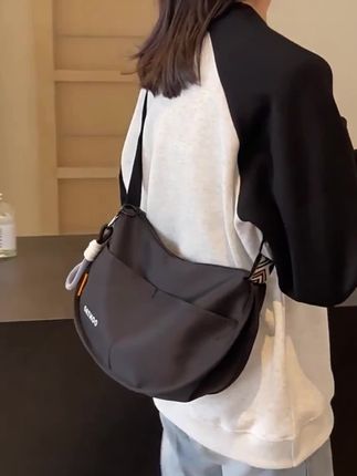 探屿潮牌时尚大容量饺子包包女通勤百搭单肩包休闲运动宽带斜挎包#潮包推荐 #通勤包包#斜挎包#方便又实用#休闲出门