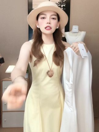 时尚必备!多巴胺无袖背心吊带黄色连衣裙,2025年最IN的流行款式!
设计亮点:
- 无袖背心设计,展现优雅气质
- 吊带设计,性感又不失甜美
- 黄色调,充满活力与阳光气息
- 抠腰设计,显瘦显高挑
适合场合:
- 夏季聚会、派对
- 日常穿搭、逛街
- 约会、约会
限时优惠:原价198元,现价仅需128元!
数量有限,先到先得!快来抢购吧!#时尚穿搭 #夏季新品 #爆款推荐