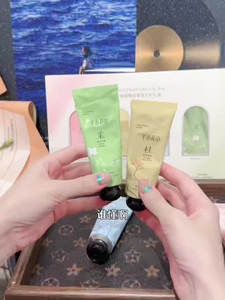 一到秋冬小手干巴巴的,真的离不开这个护手霜。滋润还好闻#强烈推荐 #半亩花田 #伪体香 #护手霜