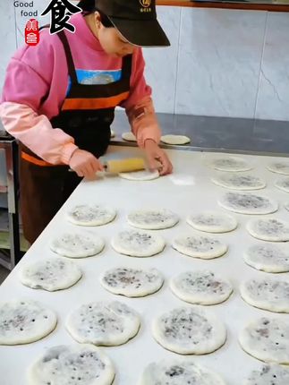#早餐饼 #梅干菜饼, 做的时候,不用解冻,放锅里煎一下,两面金黄就可以出锅了! #大人小孩都爱吃 #美味早餐 #外酥里嫩