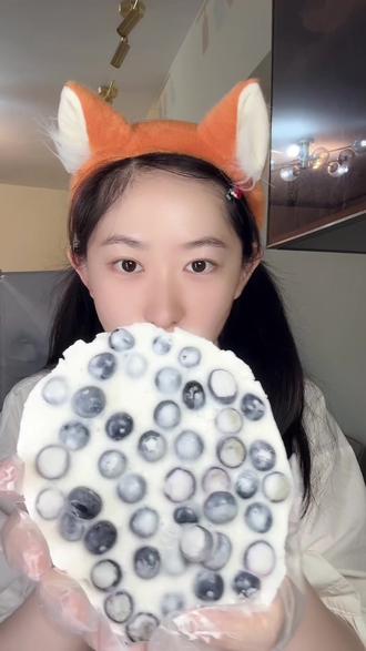 自制低卡蓝莓酸奶“砖”,减脂期也可以吃哟~ 味道和口感有点像炒酸奶~ #酸奶甜品 #炒酸奶 #蓝莓酸奶雪糕 #爪爪冰棍 #冻蓝莓的花样吃法