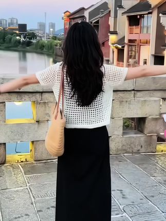 显瘦连衣裙+镂空小罩衫,夏天穿它显瘦又很凉快哟!#时尚两件套#洋气套装#时尚两件套#套装#百搭套装