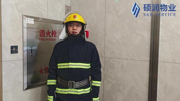 室内消火栓使用方法:
一铺:即把水带铺开;
二接:是将水带端口连接至消火栓;
三开:指打开消火栓阀门;
四射:水枪对准火源喷射直至火熄灭。
硕润物业做美好生活一流服务商