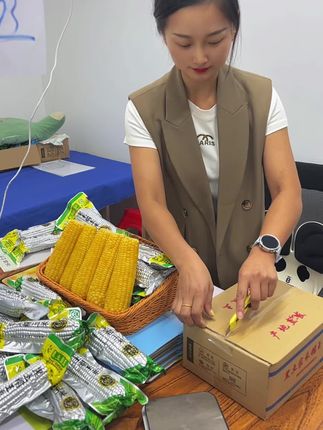 黄糯玉米 现场实测,玉米整箱6斤大棒#家禾黏玉米 #温泉玉米 #粉丝优选