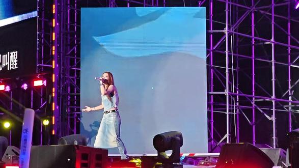 今天为大家带来这首由梦然演唱的《是你》,温暖治愈,充满力量。旋律一响,瞬间治愈所有疲惫,愿每一个认真生活的你,都能被温柔以待。#梦然#是你#音乐现场