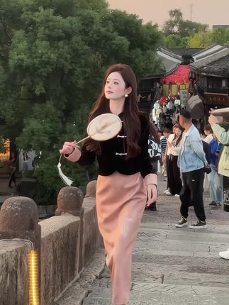 秋季爆款新中式减龄赫本风显瘦盘扣衬衫高级感绝美半身裙套装 #新中式穿搭 #套装#显瘦穿搭 #时尚减龄穿搭 #高级感穿搭