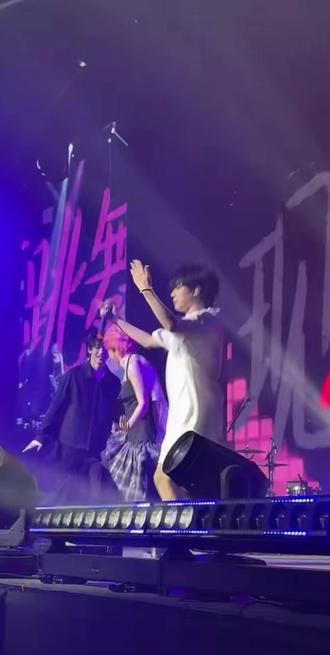 放肆爱!继续继续(直播cut#小精灵real #于贞 #AK刘彰 #小精灵 #放肆爱