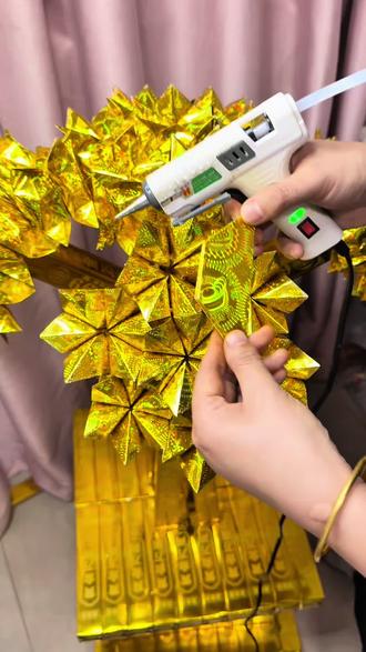#手工折纸 #非物质文化遗产手工制作 发财树怎么粘,今天咱们学起来,错落有致,有高有低,小白都会简单精美#叠元宝 #每日分享 #手工创意