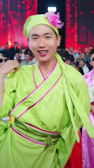 万岁山老嫂子上木森大舞台斗舞 #真实生活分享计划 #老嫂子龙龙 #木森大舞台