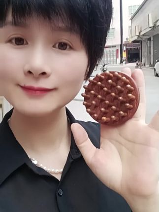 🔥【真金丝檀木 头皮“小按摩师”】圆盘式木梳来啦! 天然檀木齿,温柔按摩头皮,舒缓紧绷,促进循环💆♀️ 圆盘设计贴合头皮弧度,每一次梳理都是享受~ 搭配质感礼盒,自用贴心,送礼有面! 别让头皮再“emo”,快把这把檀木梳带回家,给头皮做个SPA✨ #金丝檀木梳 #头皮护理 #养生好物 #送礼推荐 #小黄车