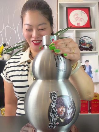 就冲这酒壶,这酒咱都得买,这可是来自蒙古的美酒,GBT国标优级酒水,配料表干净,纯粮固态发酵,一壶6斤,酒喝完壶可以反复使用#蒙古烈酒 #口粮酒 #白酒 #好酒推荐