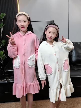 给女儿入的这件浴袍,洗完澡穿上可暖和了,软软糯糯的,颜色也好好看,女儿超喜欢#生女儿就要这样穿 #儿童浴袍 #浴袍 #儿童家居服 #我的女孩👧🏻 @抖加🔥上热门🔥dou+🔥热点宝 @抖加上热门