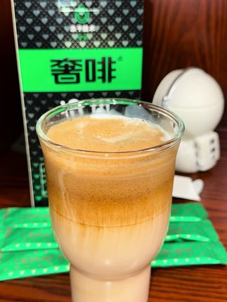 冲泡一杯奢啡家绿标黑咖,满屋香气,就像走进了咖啡馆。大冻干颗粒,金灿灿的油脂,咖啡脑袋闭眼冲这个好咖啡吧!#奢啡 #黄金冻干#浓厚醇香#选奢啡