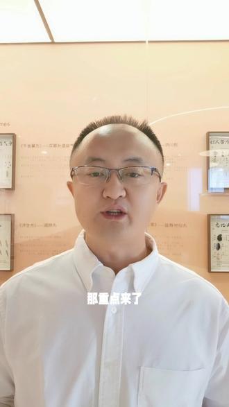 明《景岳全书》肉苁蓉 #中医 #养生
景岳全书对肉苁蓉的描述:
味甘咸,微辛酸,气微温。味重阴也,降也,其性滑。以其味重而甘温,故助相火,补精与阳,益子嗣,治女人血虚不孕,暖腰膝,坚筋骨,除下焦寒痛;以其补阴助阳,故禁虚寒遗沥泄精,止血崩尿血;以其性滑,故可除茎中寒热涩痛,但骤服反动大便。若虚不可攻而大便闭结不通者,洗淡,暂用三四钱,一剂即通,神效。
神效,这个词在80万字的书里只出现过一次,说明肉苁蓉润肠通便的效果确实与众不同。
三四钱就是即现在的11~15g。苁蓉润肠丸、宜血润肠丸和济川煎,特别适合大腑秘结的老人、虚人服用。家里有老人有这种情况的确实可以试试肉苁蓉。