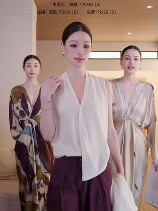 时尚达人们看过来!1423【月色】系列绝对是你不容错过的潮流之选!这款老钱风质感的亚麻绵羊毛混纺单品,简直是时尚界的宠儿。透气针织背心,以其独特的设计和舒适的材质,成为了打造层次感的绝佳利器,轻松搭配出街装、正装等多种风格,让你瞬间成为人群中的焦点;宽松针织衫更是潮流必备,它的宽松版型不仅遮肉显瘦,还能展现出随性自在的时尚态度,无论是搭配牛仔裤的休闲风,还是搭配裙子的优雅风,都能轻松驾驭,让你走在时尚前沿,引领潮流风尚。#时尚穿搭 #时尚 #时尚女装 #时尚百万新星计划 #穿搭