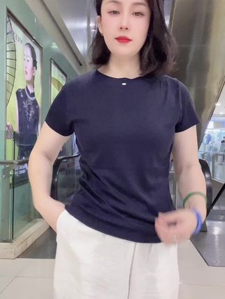 别人的评价都是注解,你自己才是原文,任何让你内耗的人和事,多想一下都没有必要,我们终其一生要做的就是摆脱他人的期待,摒弃杂念,做好自己,在声色名利中守住本心,在世俗目光里信步前行。#休闲减龄穿搭 #简约穿搭 #高级感穿搭