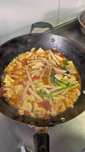 海鲜菇最适合做汤了! 营养又鲜美的时蔬汤!没胃口的时候来一碗!#普通的食材做出美味 #满级吃商通关赛 #海鲜菇 #汤鲜味美 #在家做美食