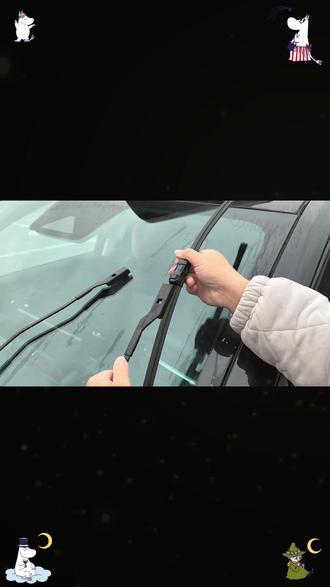 当雨刷刮不干净时或者有异响时,为了安全起见,就要考虑更换雨刮器了,更换也很简单,几分钟搞定。 #零跑 #雨刮片 #更换雨刮