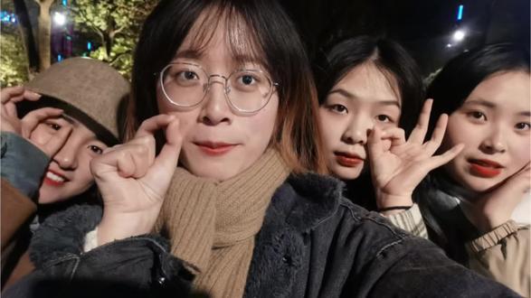 青春又醉倒在,籍籍无名的怀#青春又醉倒在籍籍无名的怀 #我的美女朋友们一刷到这个歌曲,我就觉得跟这个视频的匹配度很高, 人无法在青春的时候拥有对青春的感受,当时不觉得有什么,但现在看,不知道为什么内心很触动,不是在饭店,也不是在一个像样的店里,甚至没有一张桌子 ,四个人就在马路边,淋了一场雨,对着没有蜡烛的蛋糕许下了每个美女都要许的暴富暴美的愿望,那一年,那是我们的二十岁……